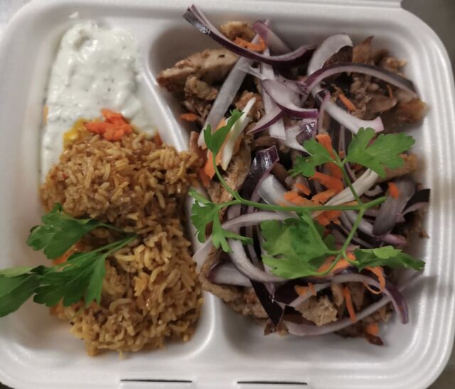 Gyros
Schweinfleichspezialität geschnitten vom Drehspiess, mit Tzaziki, Zwiebeln dazu Knoblauchkartoffeln ? Nr 47