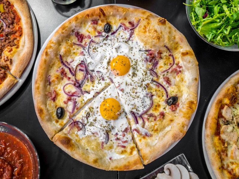 lardons, oignons, 2 œufs, fromage