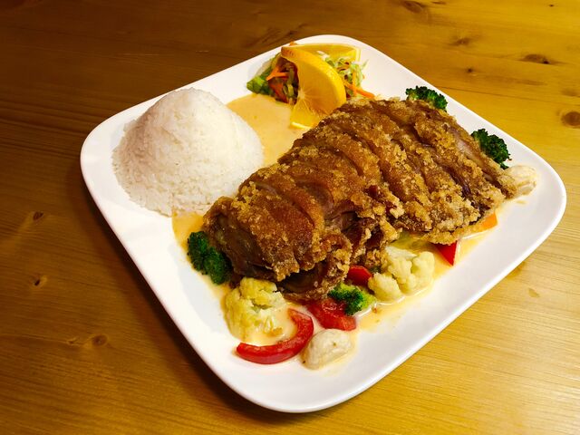 Gebratene Ente mit Reis und frischem Gemüse