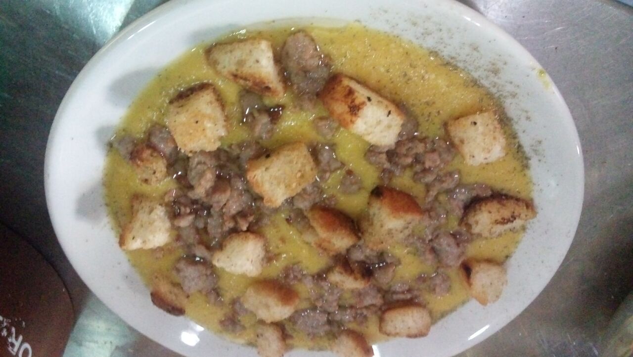 Crema di zucca crostini e salsiccia