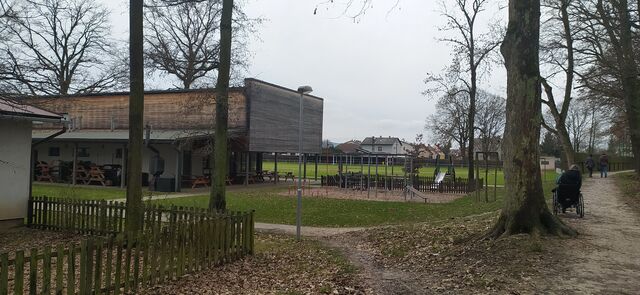 Vycházková trasa lesoparkem Bažantnice.