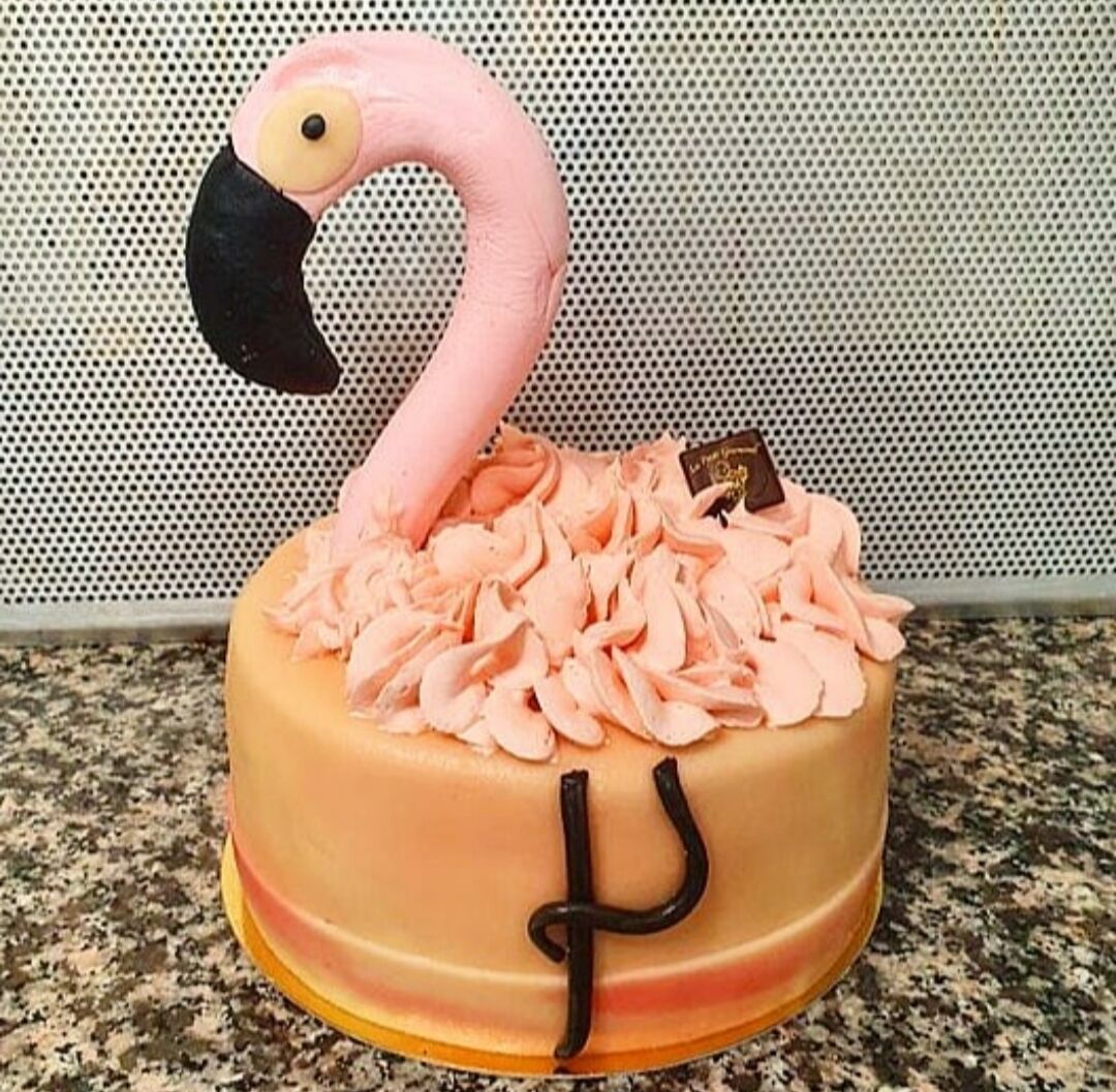 Double hauteur de fraisier, décoration flamant rose pour 16 personnes