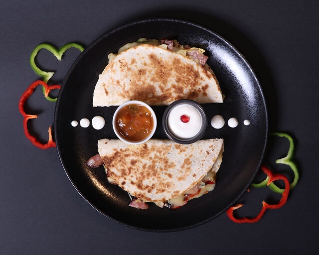 QUESADILLA ACAPULCO
(Queijo, chouriço, pimentos e jalapeños).