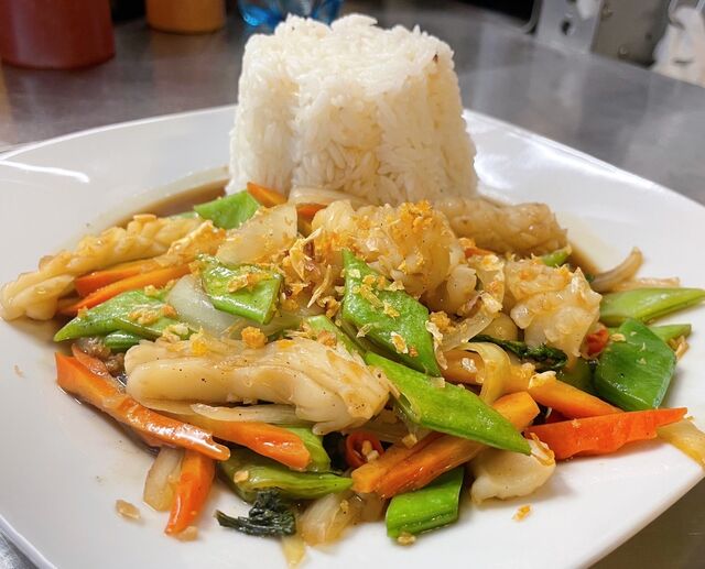 Gebraten Thai-Basilikum mit Tintenfisch