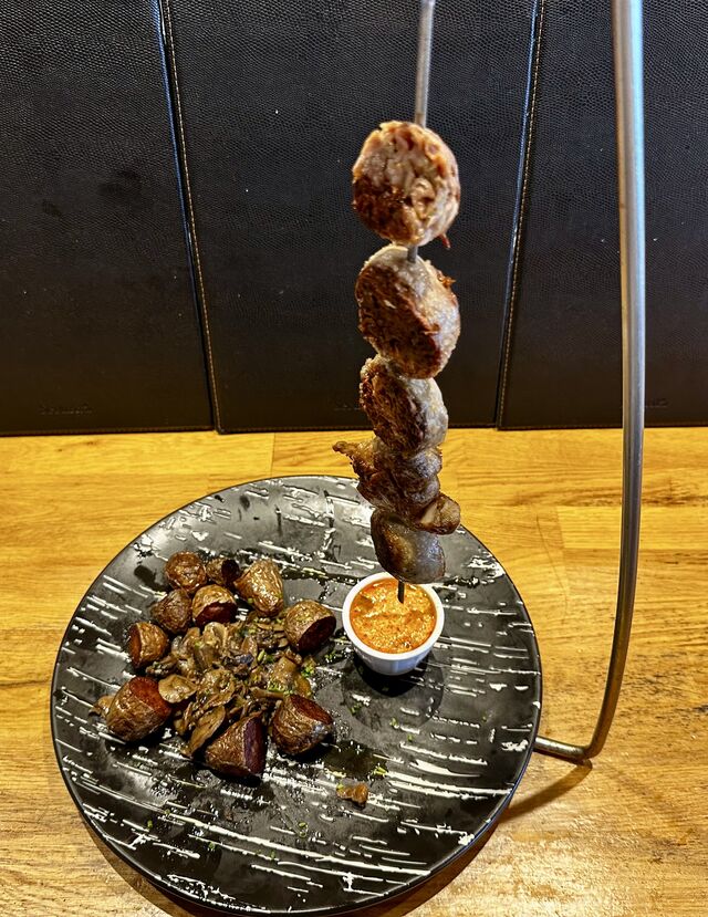 Brochette d’andouillette, sauce chorizo 