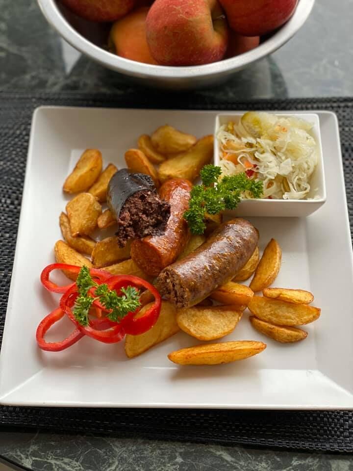 Disznótoros tál (véres hurka, májas hurka, kolbász, steak burgonya, savanyúság)