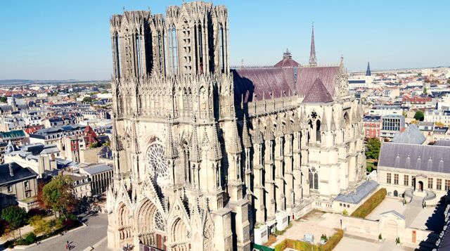 A 2 pas de la cathédrale de Reims .