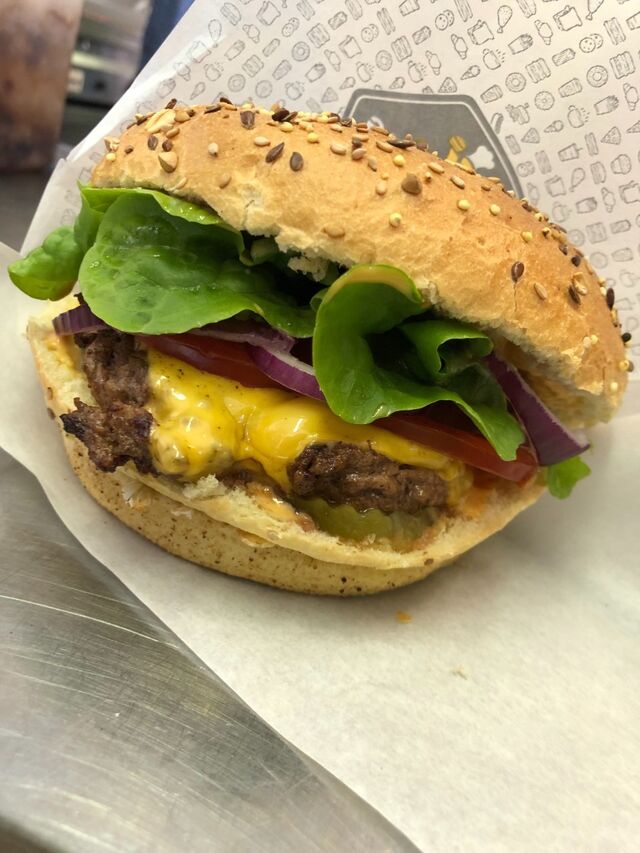 Bun's aux céréales artisanales, sauce Classic burger, oinons rouge, tomates, salades, steack haché frais façon bouchère, cheddar