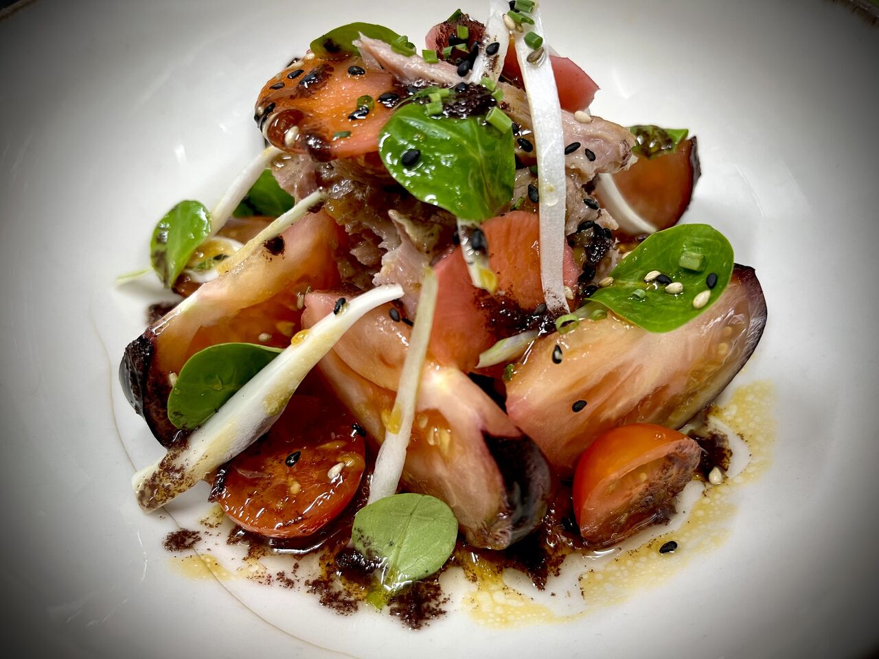 Ensalada de ventresca de atún con tomates, aceituna negra y albahaca 