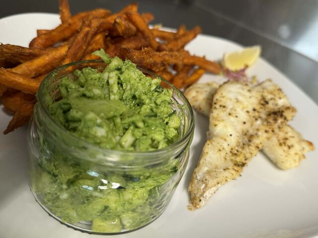 Dorsz polędwica z zieloną sałatką z sosem avocado oraz batatami 