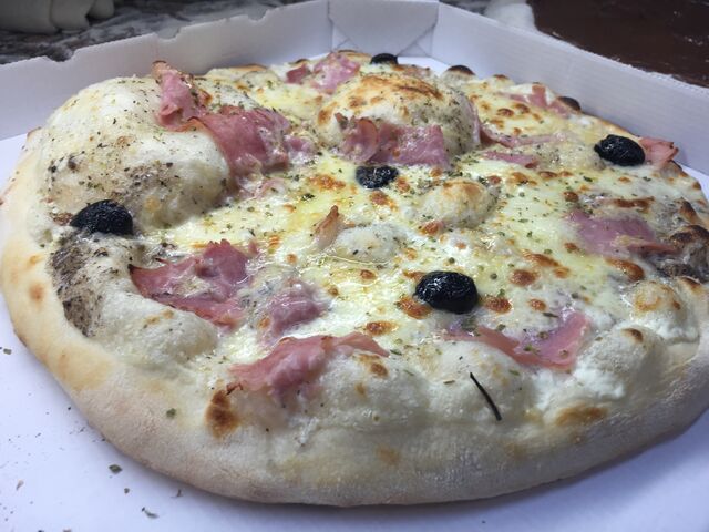 Nouvelle spécialité « la pizza aux truffes et jambon blanc du boucher et mozzarella Castellano « 16€