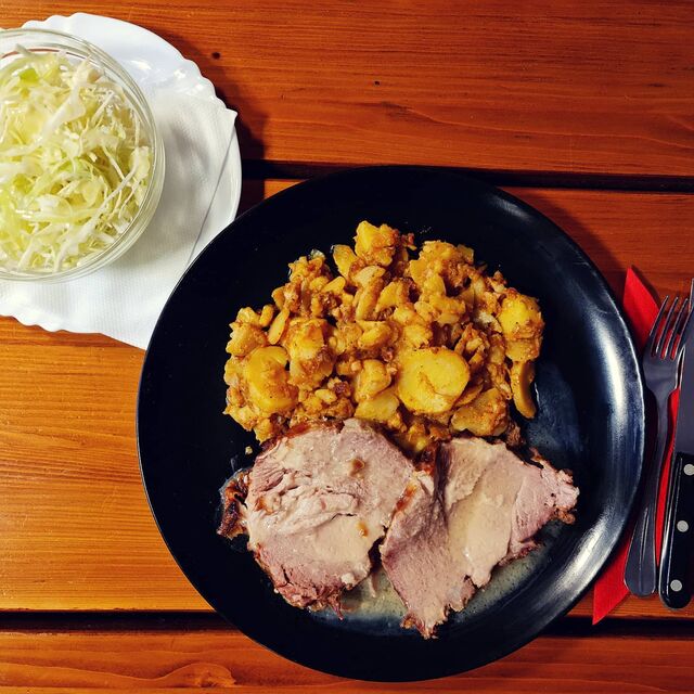 Svinjsko pećenje s prilogom