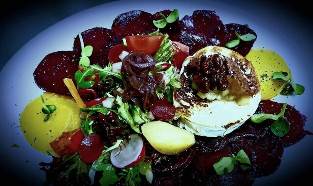 Bunte Beete Carpaccio mit gratiniertem Ziegenkäse