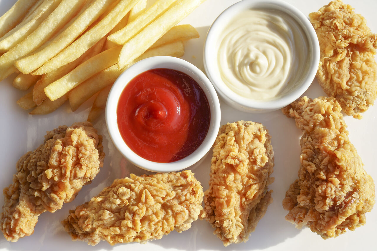 Chrupiące polędwiczki z kurczaka w panierce. Większość naszego menu jest oparte właśnie o soczystego ,opanierowanego kurczaka.