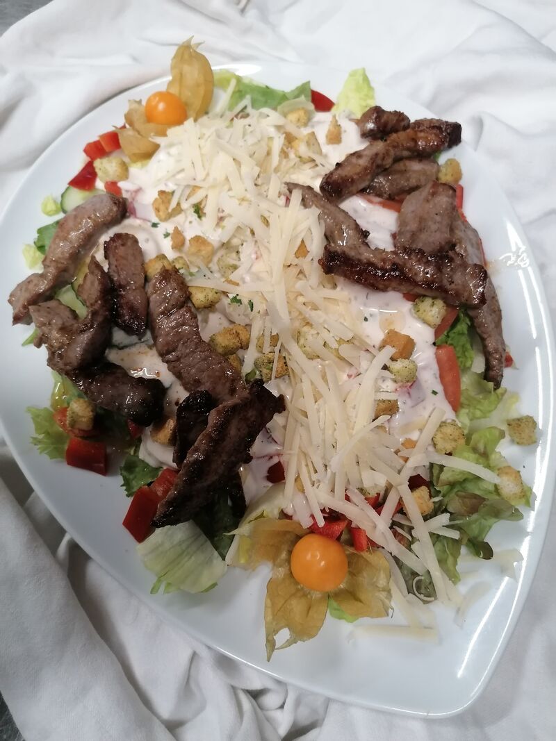 Salat mit Rumpsteakstreifen