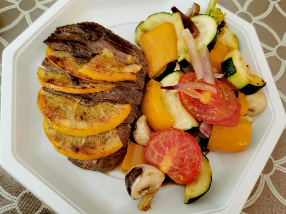 Magret de canard à l' orange et légumes sautés