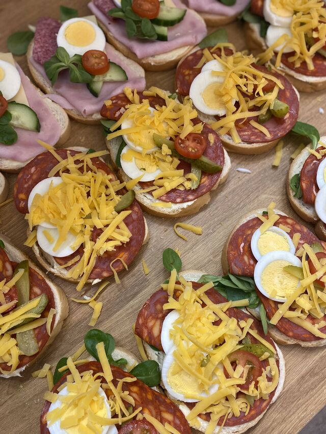 Chlebíček chorizo +cheddar a vajíčko 