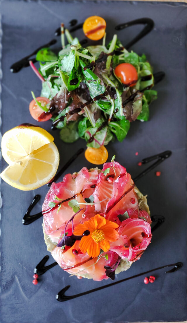 Gravelax de saumon à la betterave/ Fenouils / Guacamole / Baies roses 9€