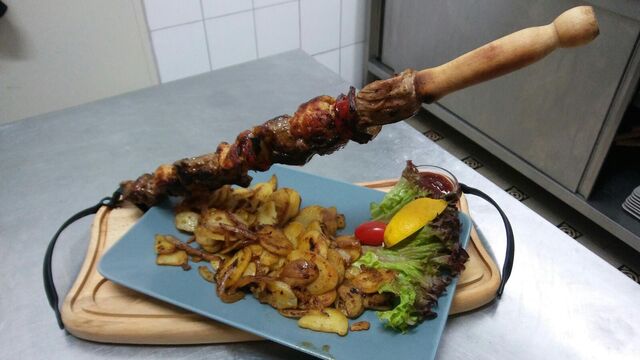 Unsere Empfehlung: Großer spieß mit Bratkartoffeln, dip ( Hähnchen oder Schweinefleisch) Und Beilage Salat, 1 Glas Wein-Bier 