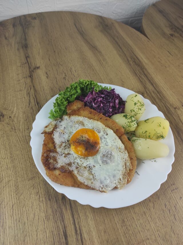 Kotlet po wiedeńsku z ziemniaczkami i surówką