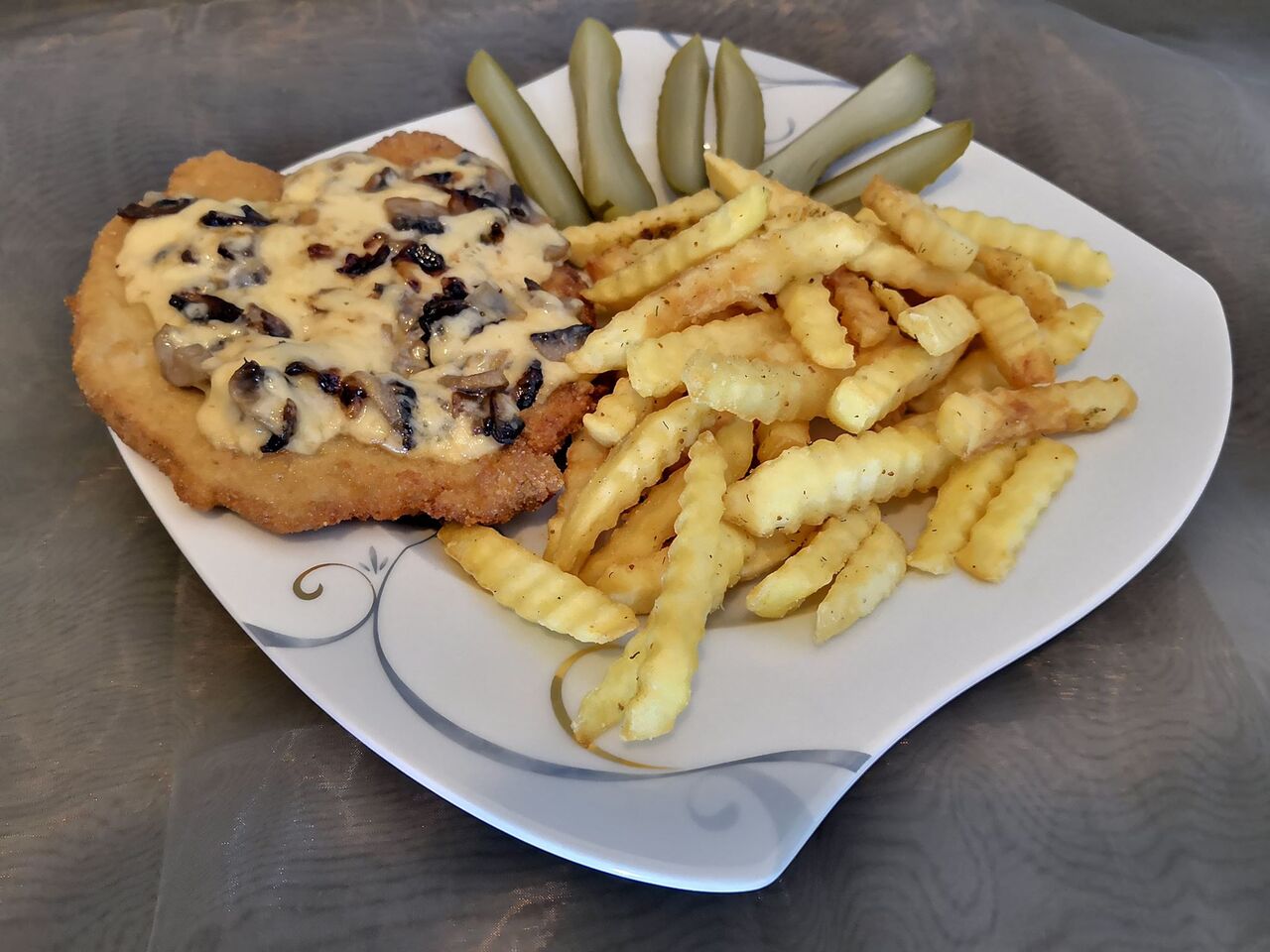 Kotlet schabowy zapiekany serem i pieczarkami