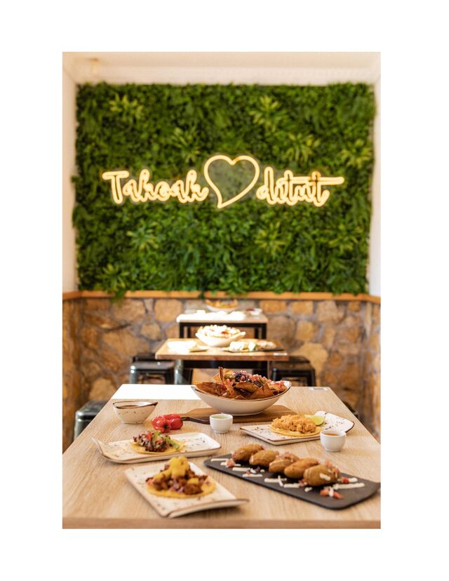 JALAPEÑOS Y VARIEDAD DE TACOS