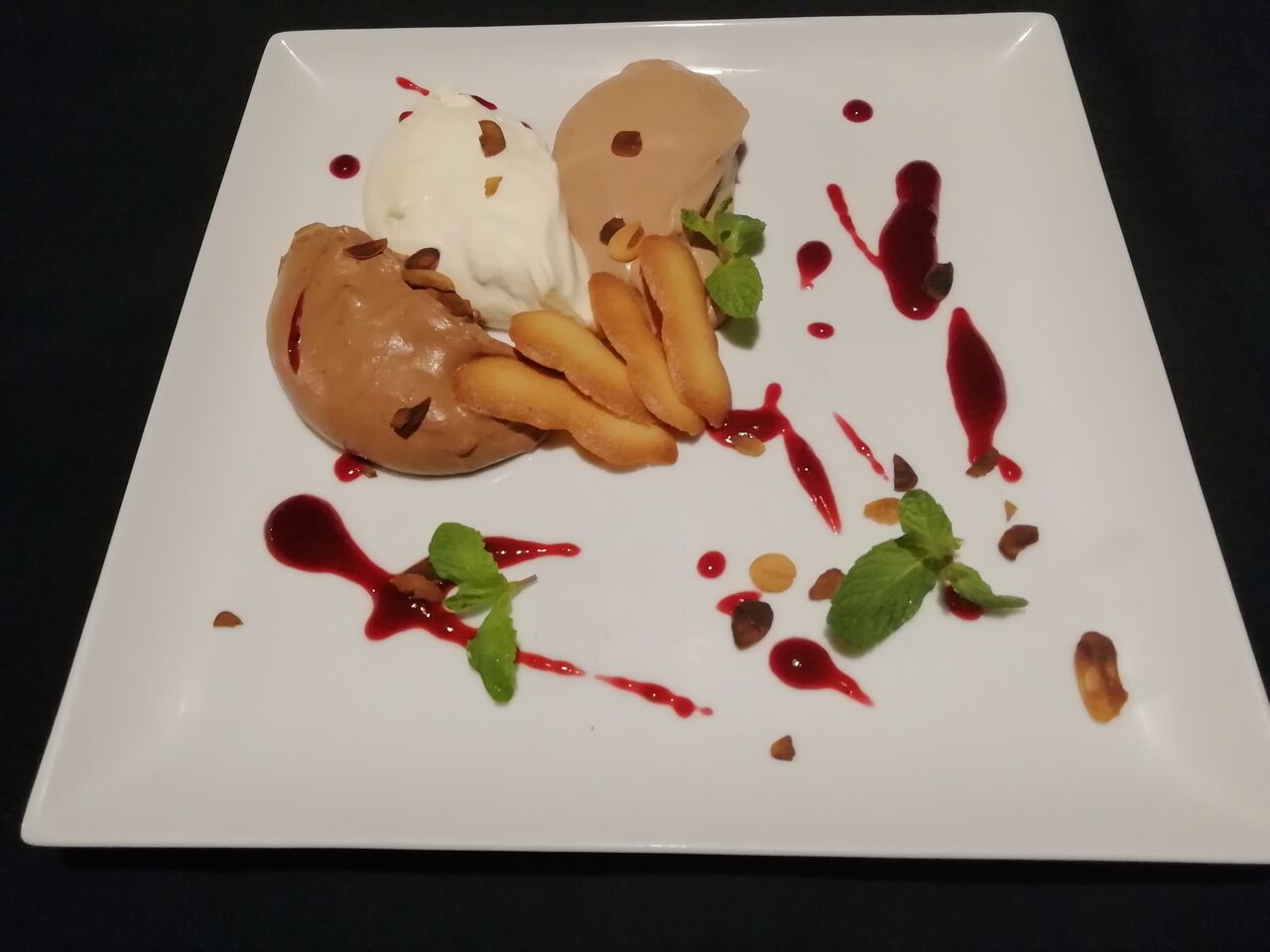 Quenelles de trois chocolats, coulis de fruits rouges et langues de chat 