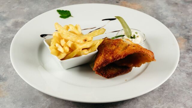 Teleći bečki odrezak sa mladim krumpirom i domaćim tartarom