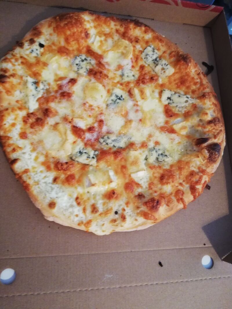 Pizza 4 fromages : base tomate ou crème, camembert, reblechon, roquefort, gruyère râpé et mozzarella.
Prix : 9.90 euros 