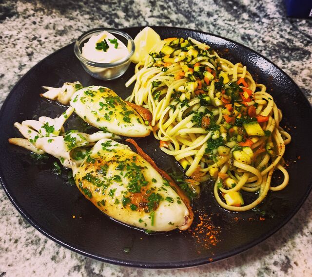 Seiche à la plancha en persillade et son aioli, linguines et petits légumes croquants