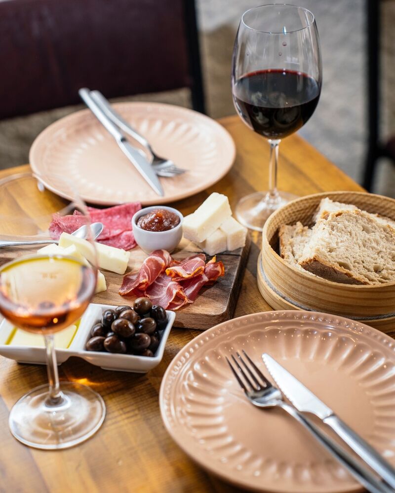 Tábua de queijos e enchidos