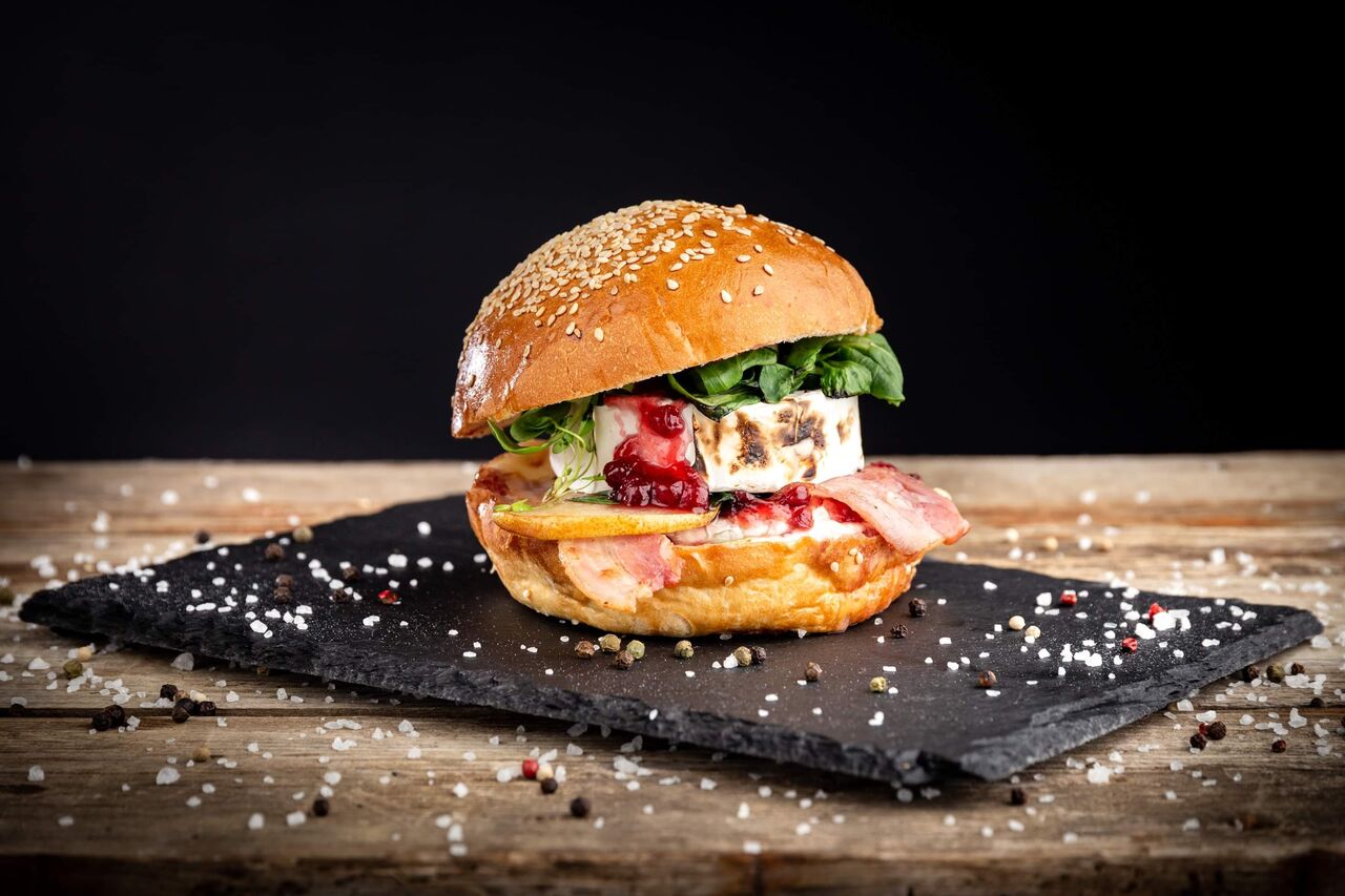 Pre labužníkov... Grilovaný encián, karamelizovaná hruška, brusnice, slaninka... 