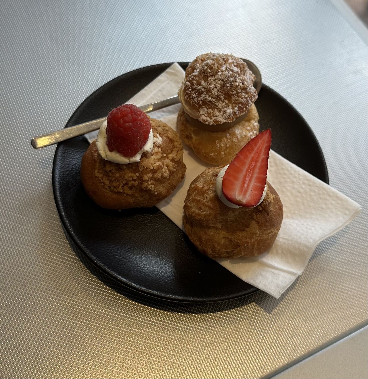 Macchoux : framboise, fraise, praliné 