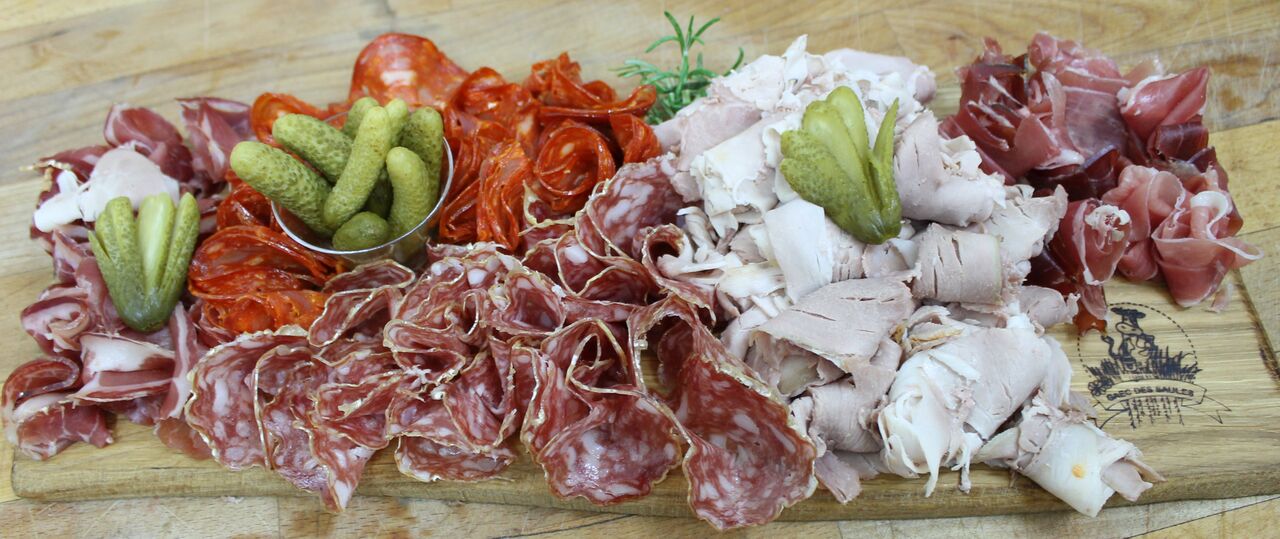 Plateau de charcuterie disponible sur commande en accompagnement raclette ou apéritif dinatoire