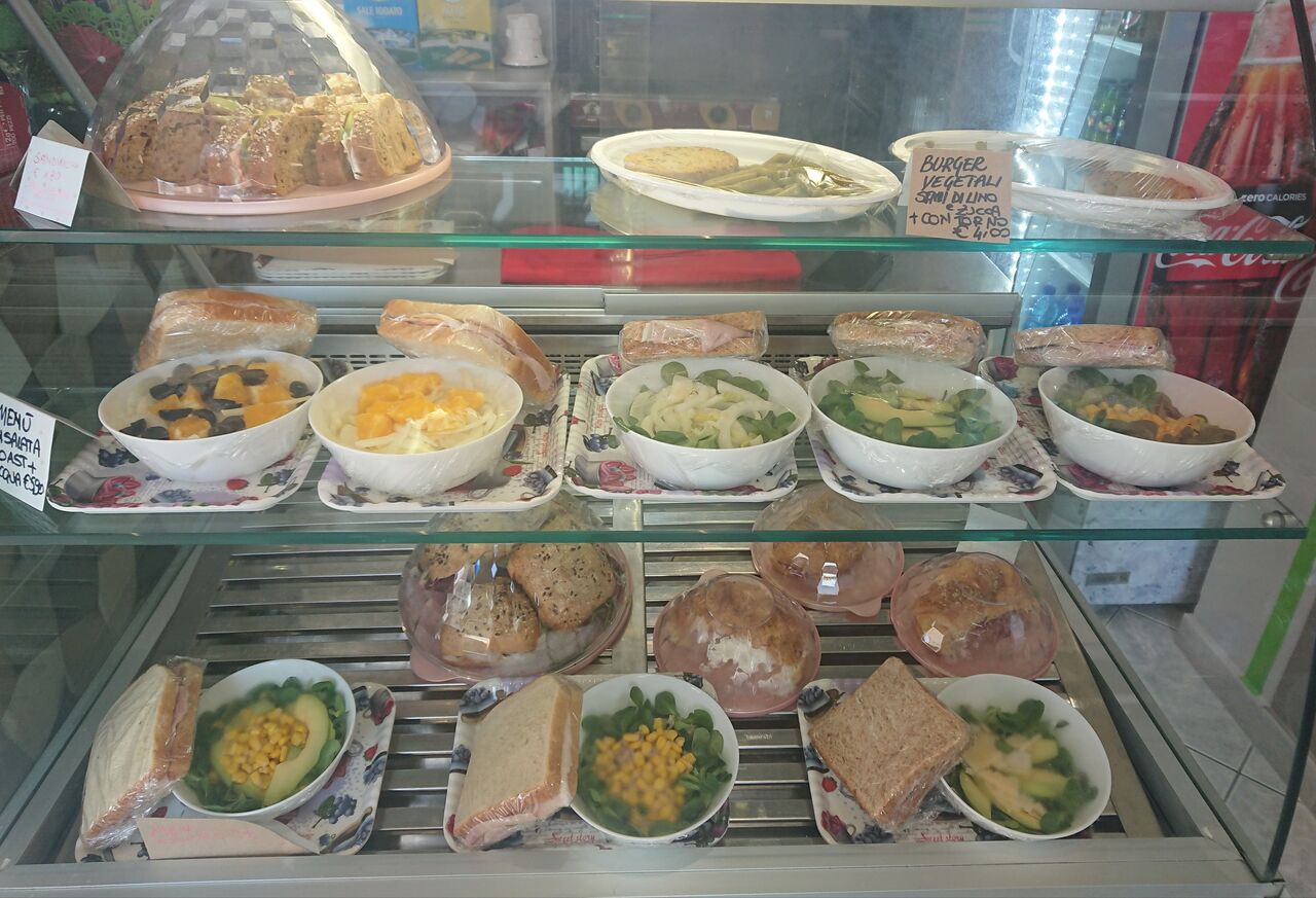  menù insalata
Unisce la leggerezza di toast con la freschezza di un insalata
Il prezzo di €5,90comprende 1/2litro di acqua 
