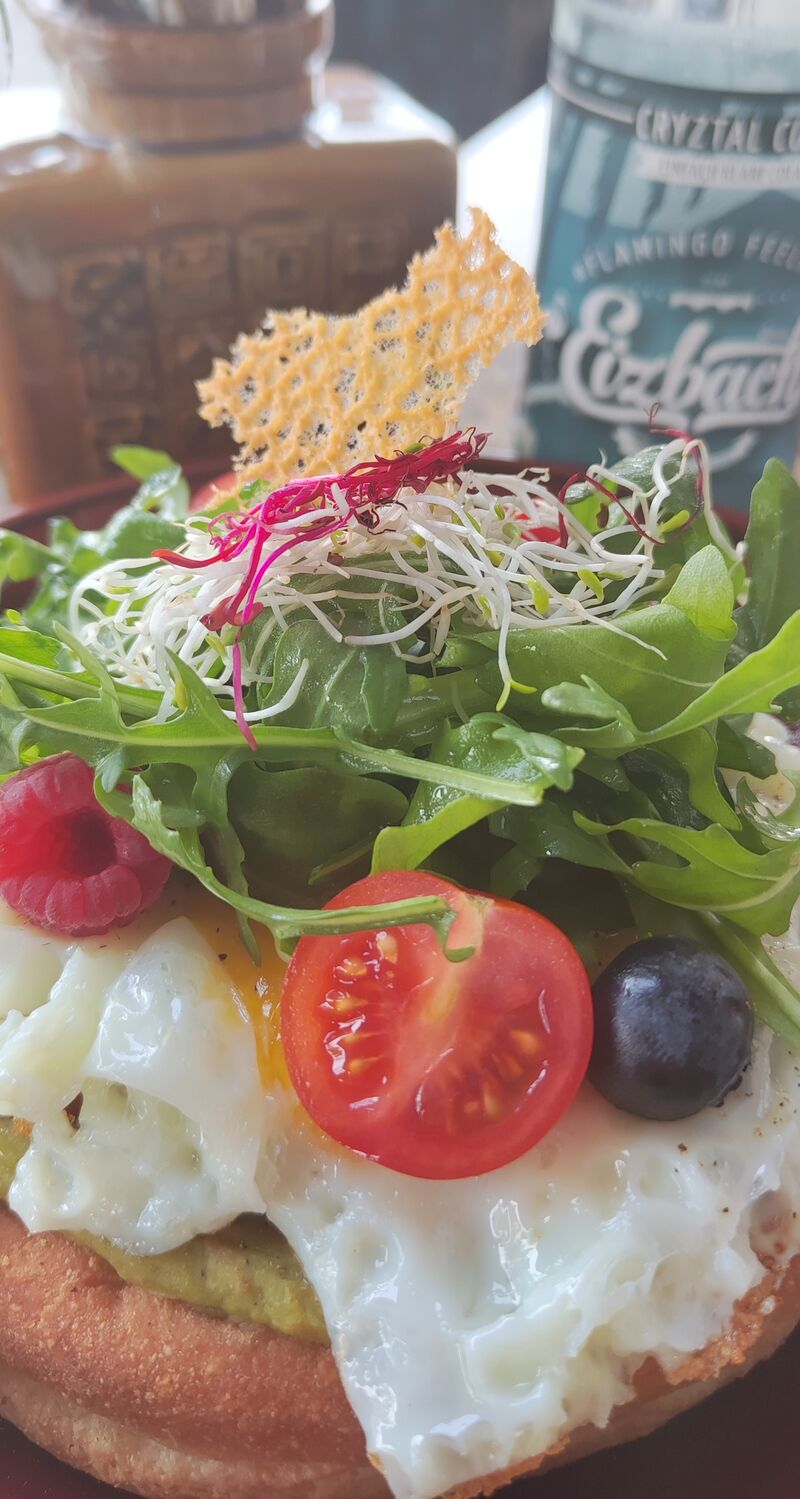 Auszogne mit Tomate & Avocado