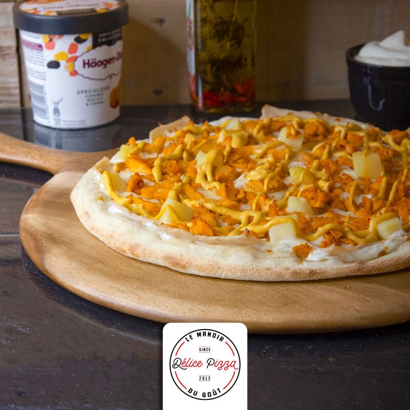 LA GABONI : crème fraiche, blanc de poulet, mozzarella, pomme de terre, poulet tikka, sauce curry sécrète, persillade.