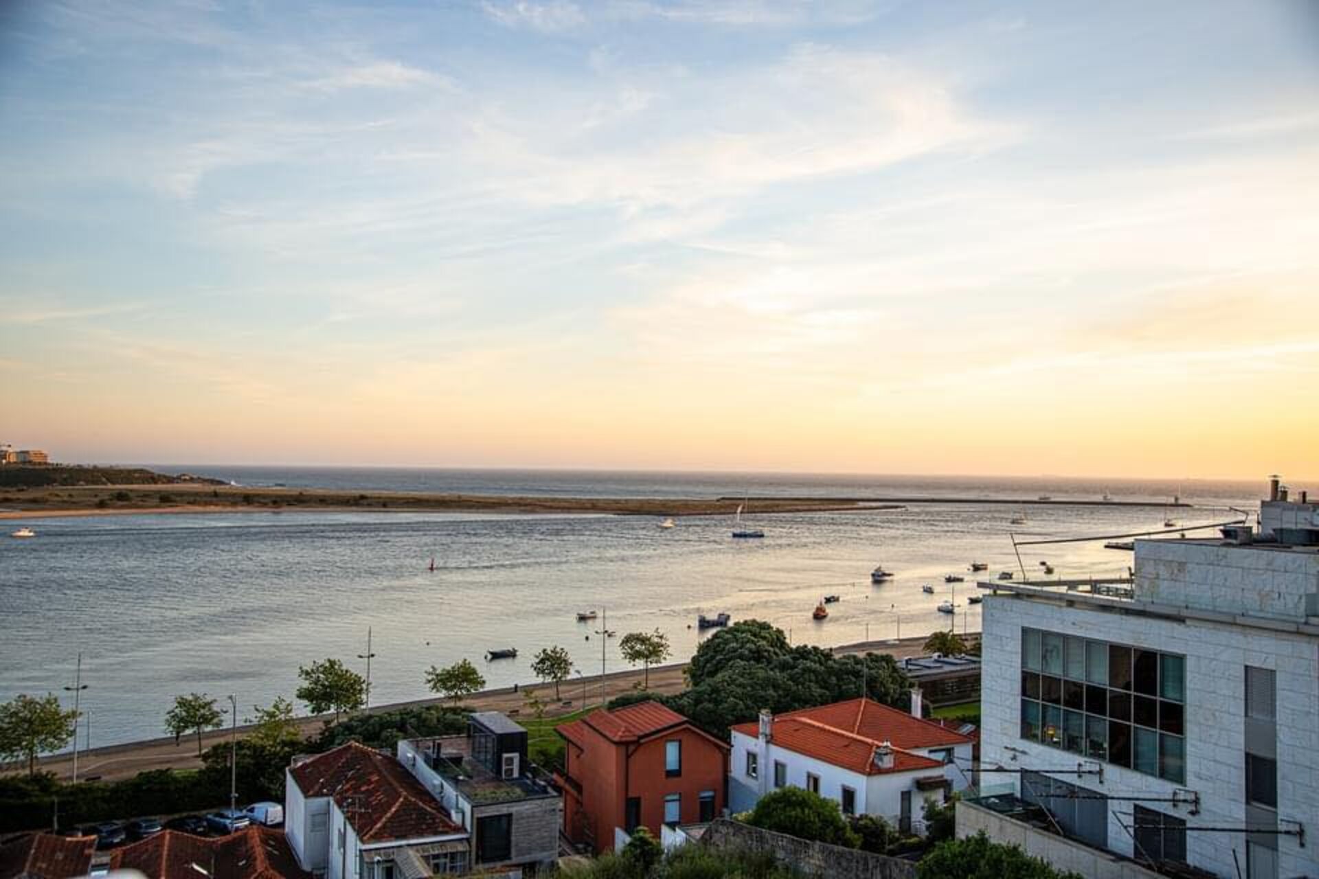 O ANJE Restaurante Lounge é uma varanda sobre o rio (e o mar)