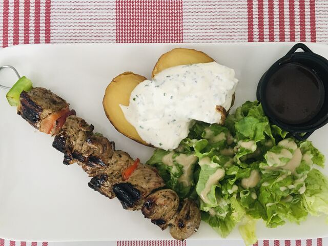 Brochette d’agneau et sa pomme au four 