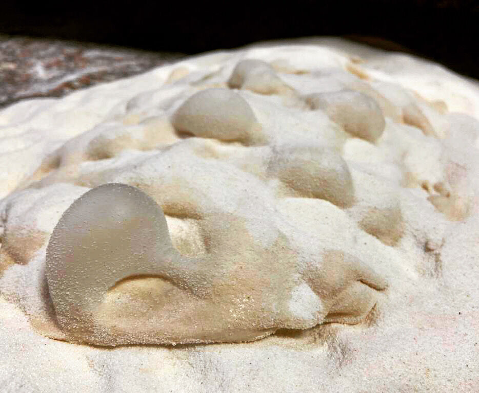 La Stesura, fase importante della lavorazione della Pinsa Romana. Inizia la magia 