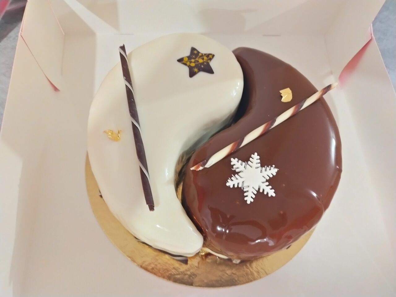 Un ,3 chocolats
Une vanille insert framboise