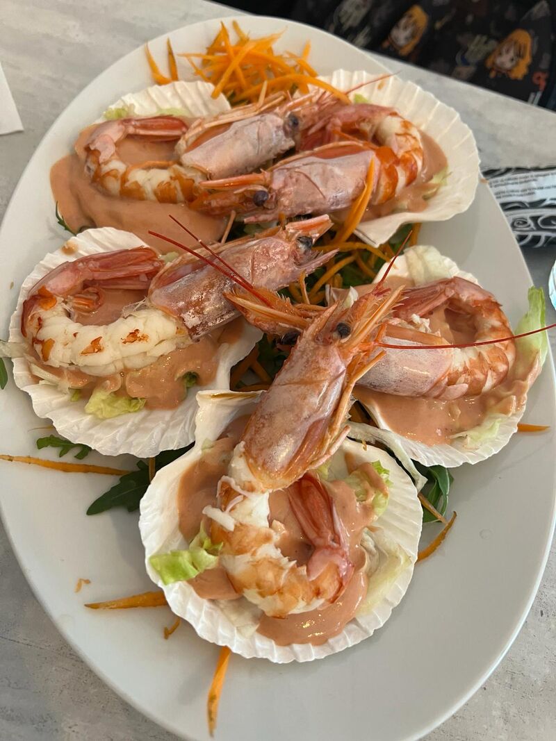 Antipasto gamberoni alla griglia con salsa su un letto di iceberg