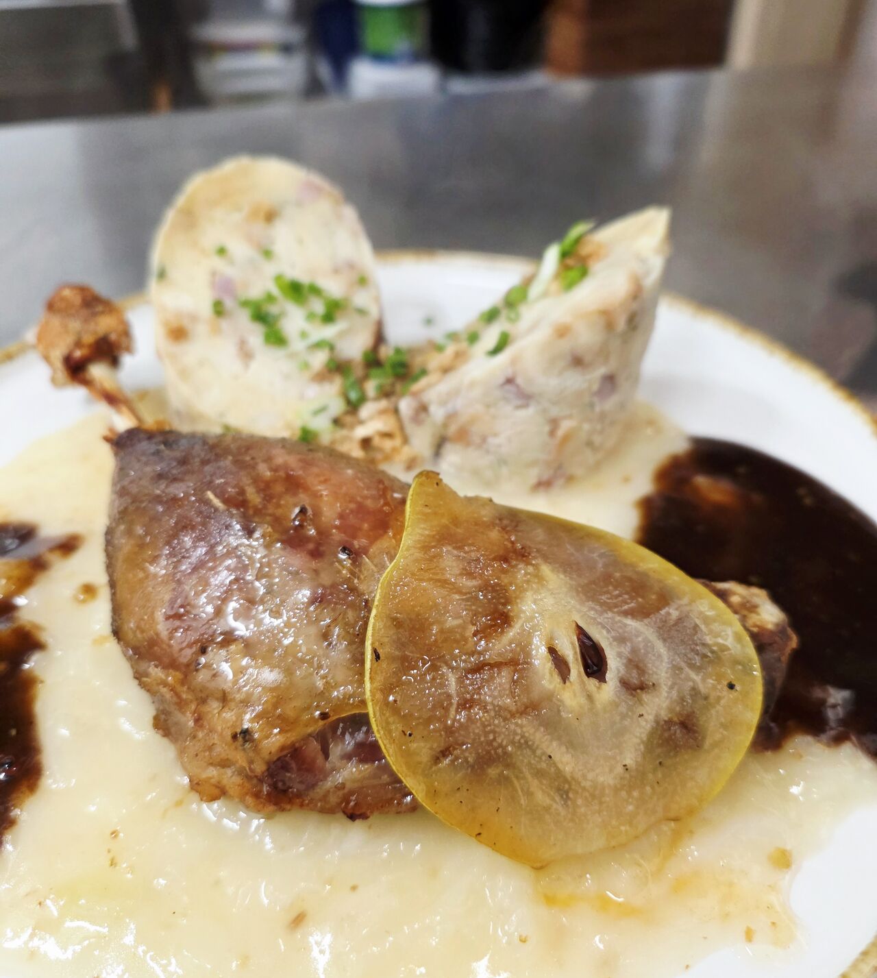 Pečené husí stehýnko, hruškové zelí, kaštanové lívance