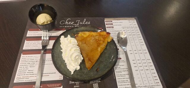 tarte tatin et sa boule de glace