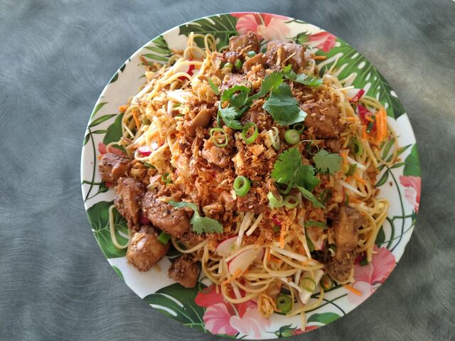 Salade de nouilles asiatique aux petits légumes et poulet teriyaki,sésame et coriandre
