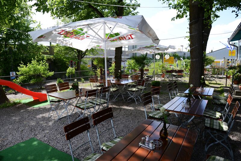 Grüner, freundlicher Biergarten