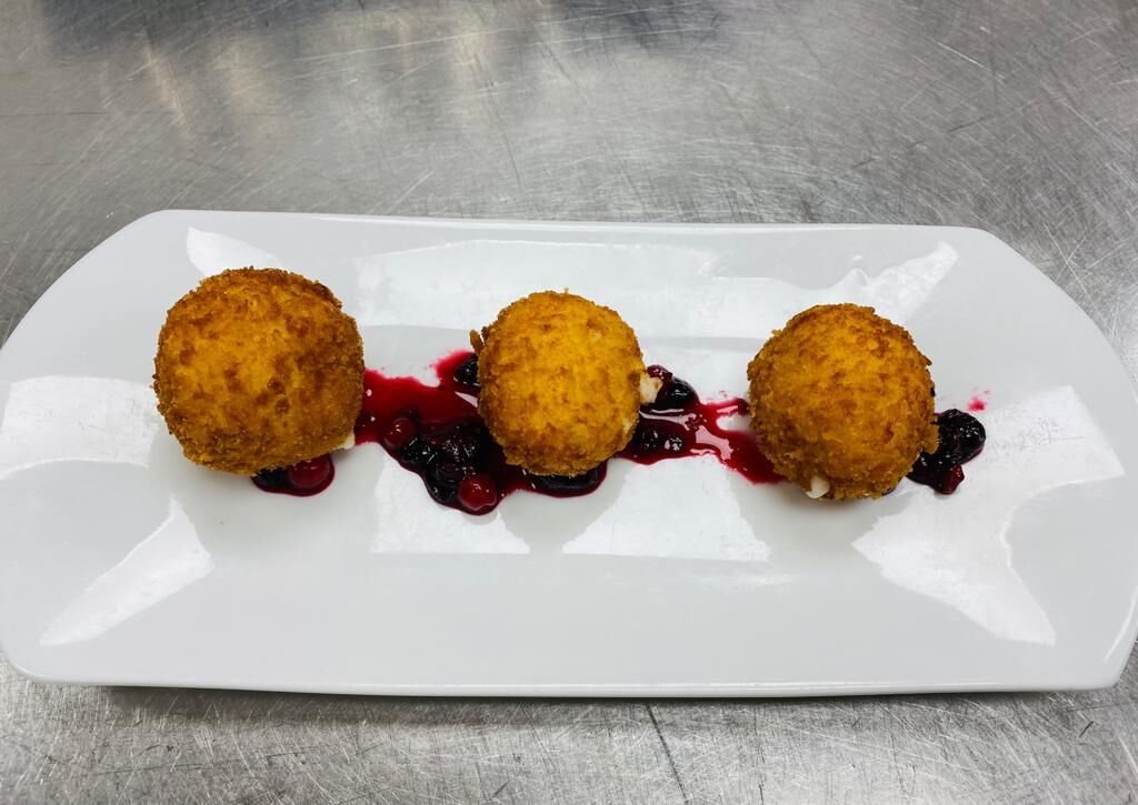 Croquetas caseras de, jamón, trufa,Boletus con nuez,cochinita pibil,pollo asado,, callos.