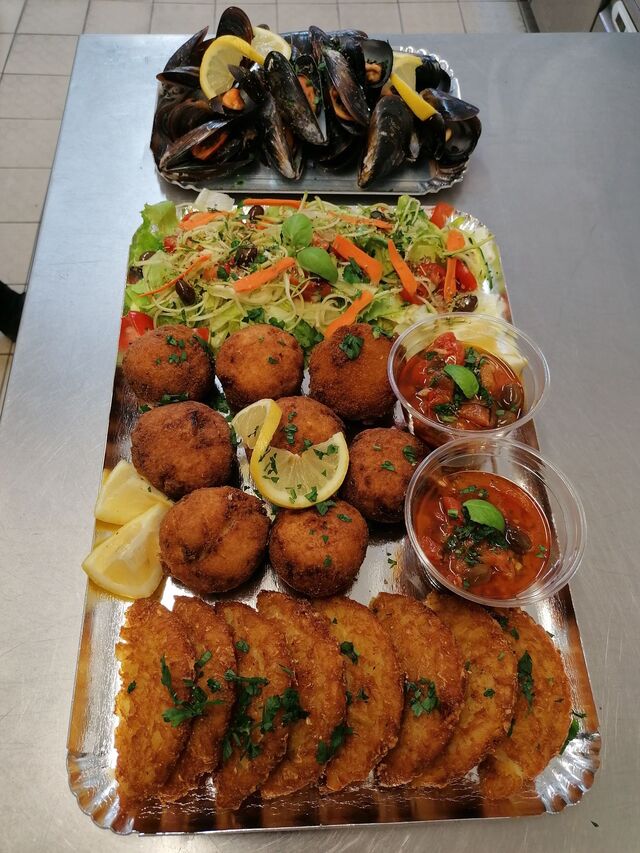 assortiment de polpette de morue à la puttanesca et moules citronnées