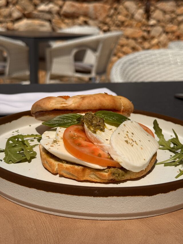 Pan de leche con tomate, mozzarella y pesto genovés 