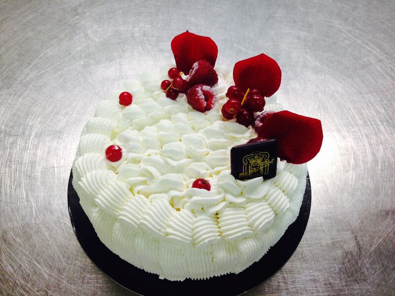 Un délicieux Framboisier recouvert de Chantilly aussi beau que Bon !!